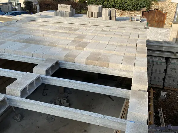 Plancher poutrelles-hourdis en cours de pose