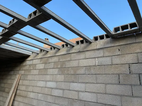 Plancher posé sur étais, vu depuis le rez-de-chaussée