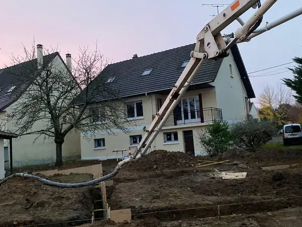 Coulage du béton à la pompe sur un chantier de maison