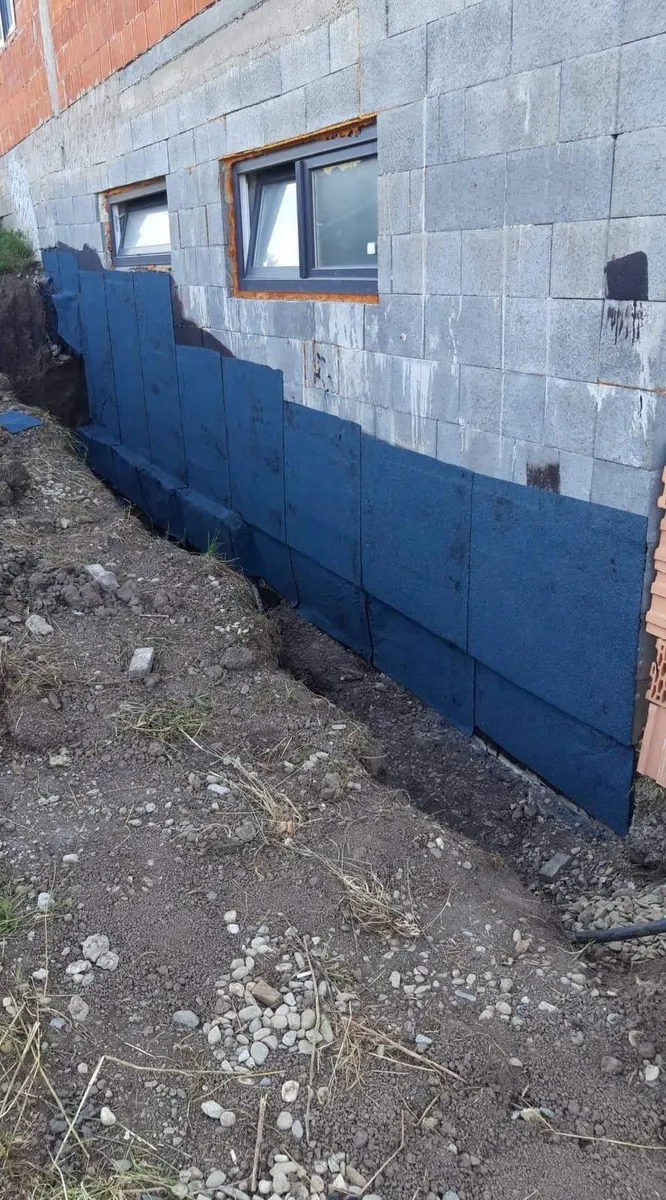 Soubassement protégé par une membrane avant remblai