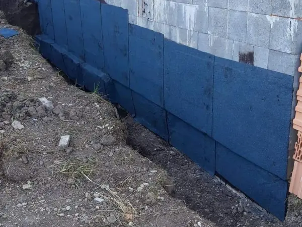 Soubassement protégé par une membrane avant remblai