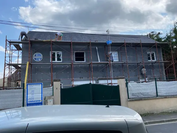 Ravalement de façade d’une maison sous échafaudage
