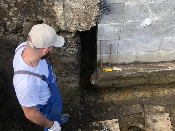 Reprise en sous-œuvre et drain posé au pied d’un mur