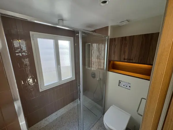 Salle d’eau avec douche, niche éclairée et WC suspendu