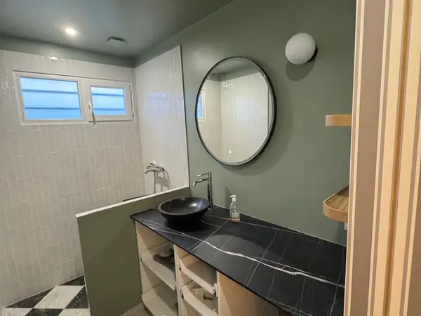 Salle de bain avec meuble double vasque