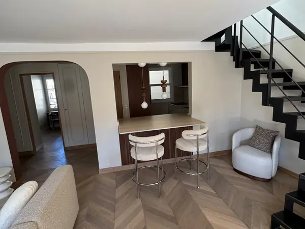 Séjour avec parquet en chevrons et escalier