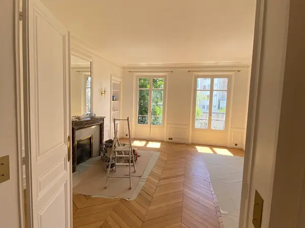 Séjour rénové avec parquet et porte d’origine