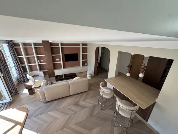 Séjour rénové avec meubles sur mesure et parquet