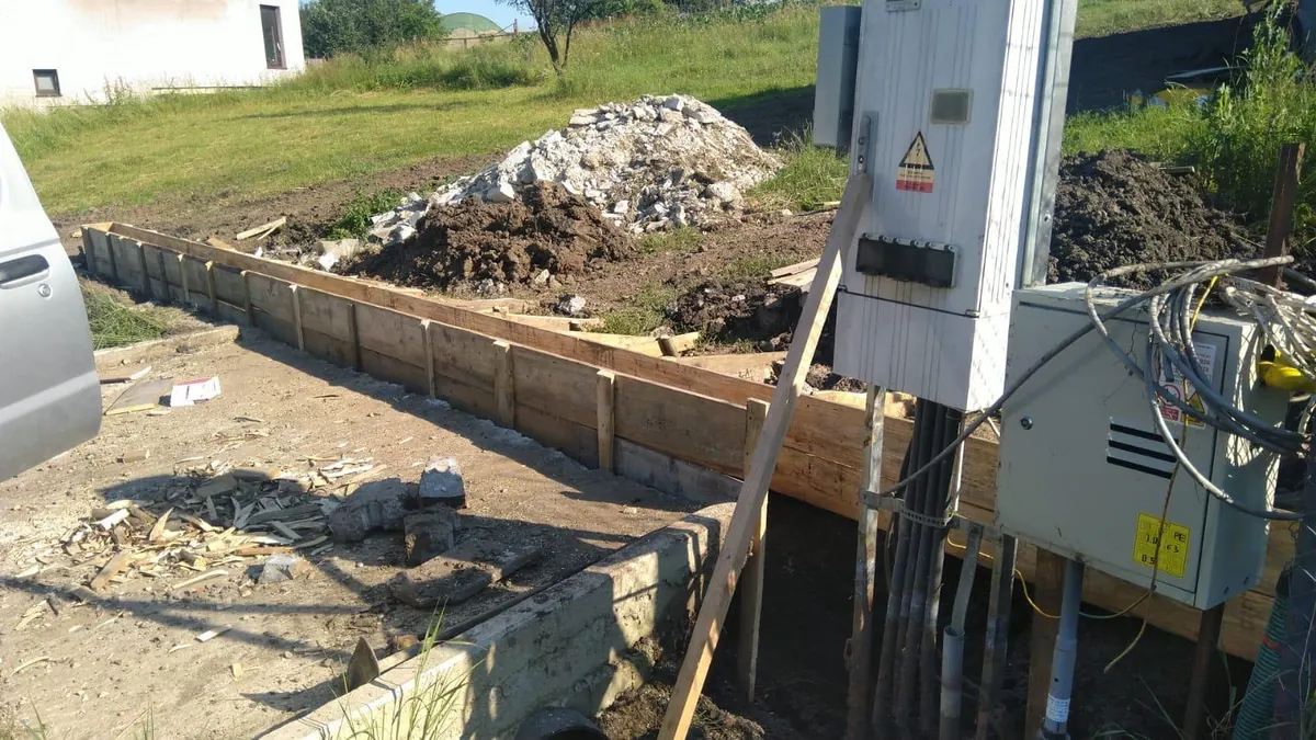 Semelle de clôture ferraillée le long d’une limite de propriété