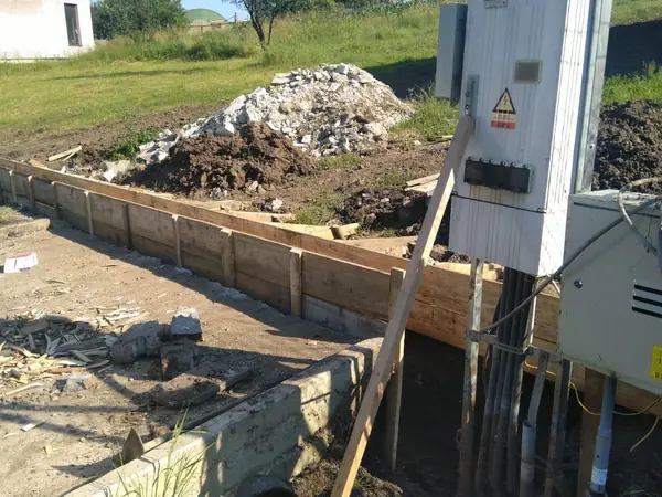 Semelle de clôture ferraillée le long d’une limite de propriété