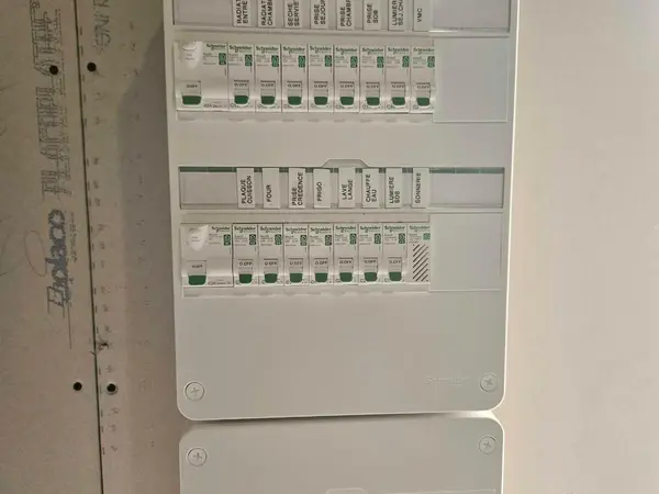 Tableau électrique avec capots posés, prêt pour la mise en service