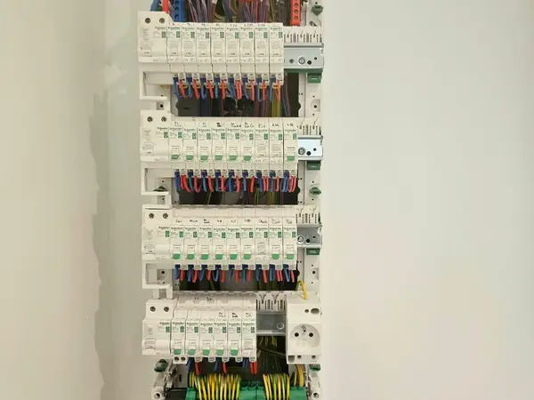 Tableau électrique de quatre rangées entièrement câblé