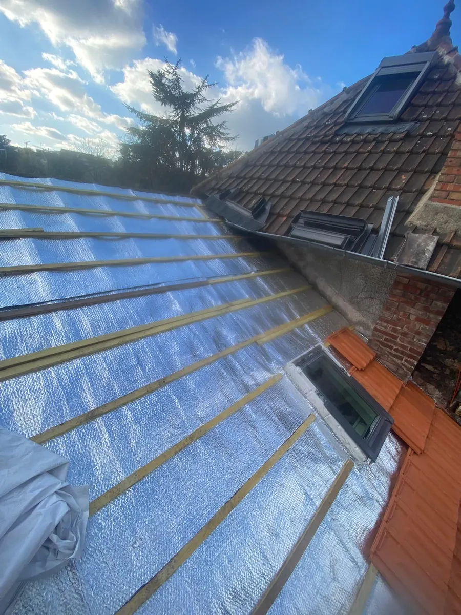 Isolant réfléchissant posé sur la toiture avant tuiles