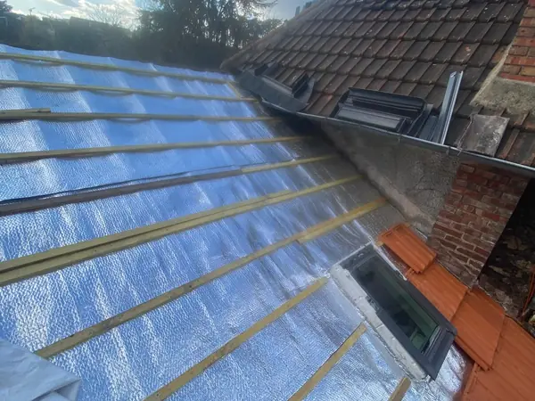 Isolant réfléchissant posé sur la toiture avant tuiles