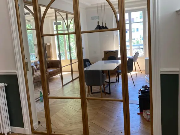 Verrière en bois cintrée séparant deux pièces
